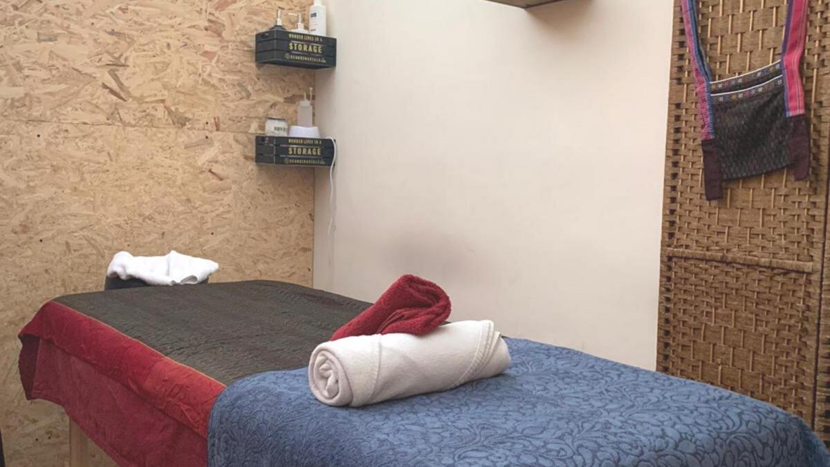   מיטת טיפולים - Yoyo Thai Massage תל אביב