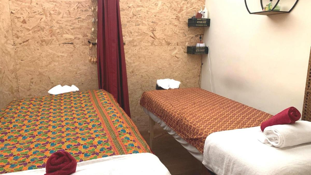  מיטות טיפולים - Yoyo Thai Massage תל אביב