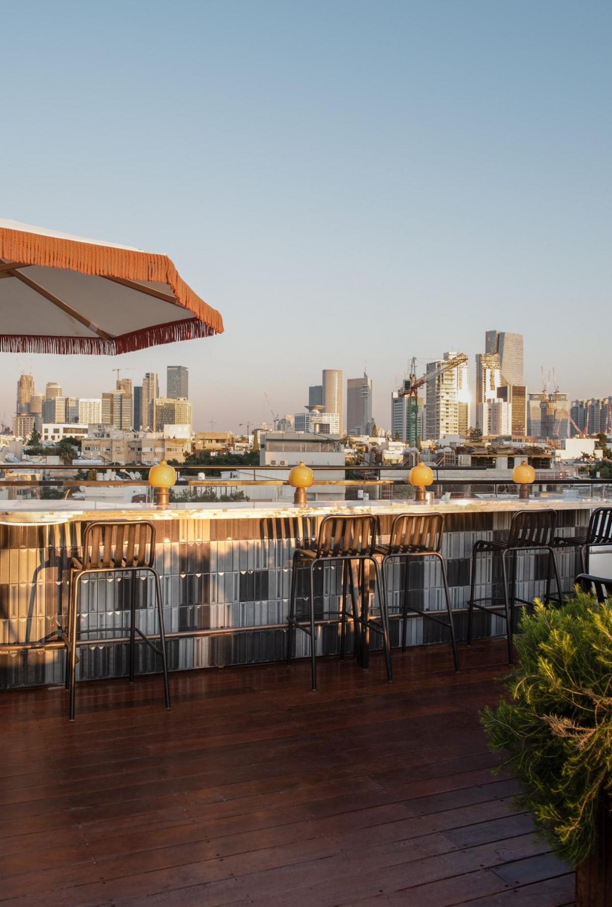   בר בבריכת המלון - ספא במלון מאייר האוס תל אביב