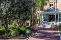  כניסה לכפר הנופש - כפר הנופש נקרות