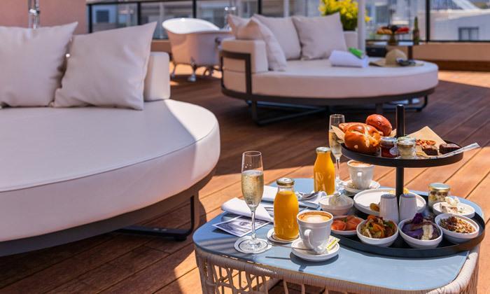 ארוחת בוקר בבריכת המלון - ספא במלון דברה תל אביב