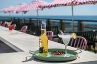  בר משקאות בבריכת המלון  - ספא במלון לאונרדו גורדון ביץ