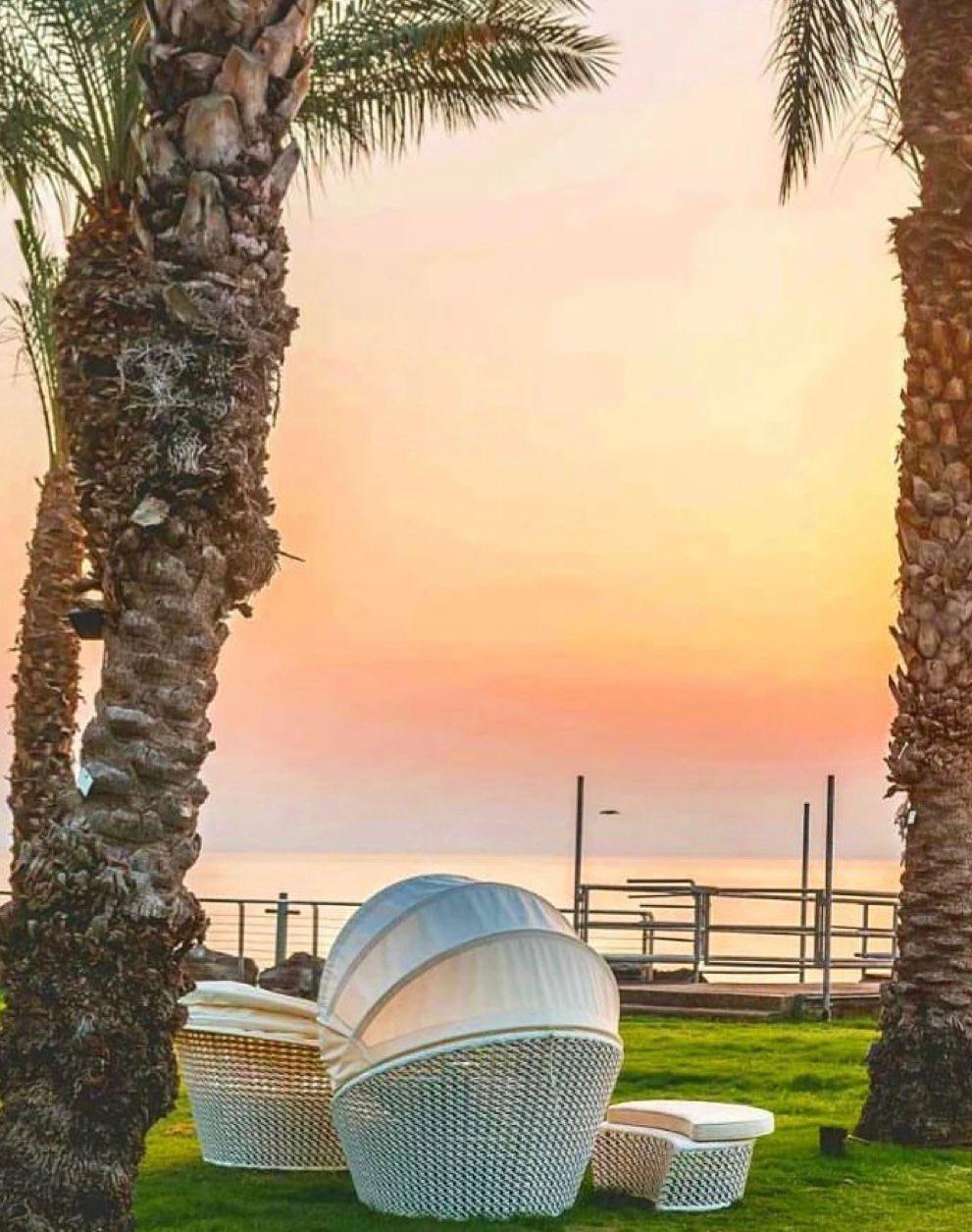   פינת ישיבה בחוף הים - ספא במלון יו בוטיק כנרת