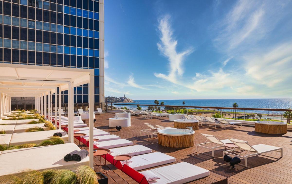   שכשוכית ומיטות שיזוף - מלון ברוט מרשת בראון