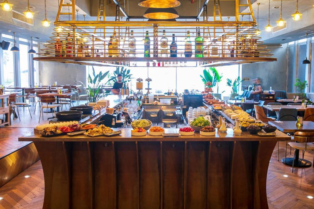 ארוחת בוקר בבר המלון - ספא במלון ברוט בראון תל אביב