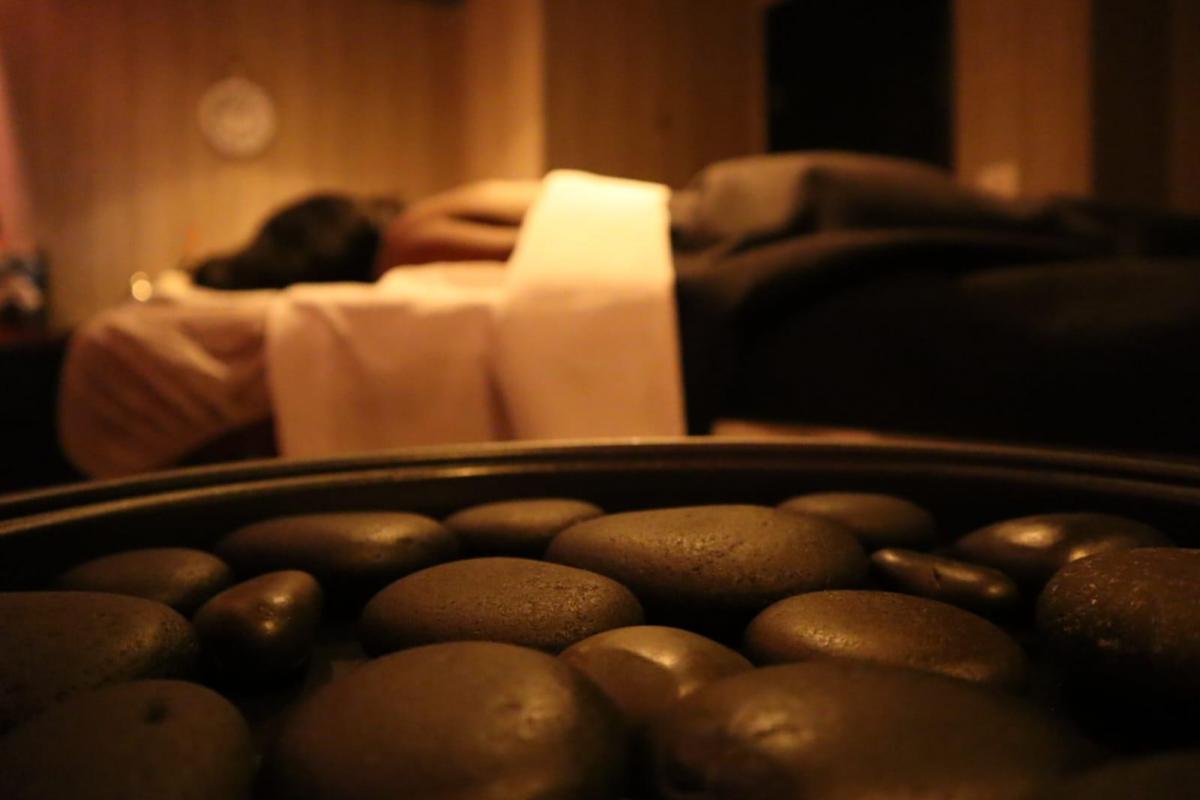  עיסוי אבנים חמות - ספא במלון מאייר האוס תל אביב