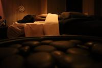   עיסוי אבנים חמות - ספא במלון מאייר האוס תל אביב