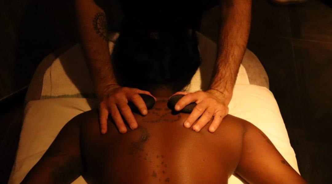   עיסוי אבנים חמות - ספא במלון מאייר האוס תל אביב