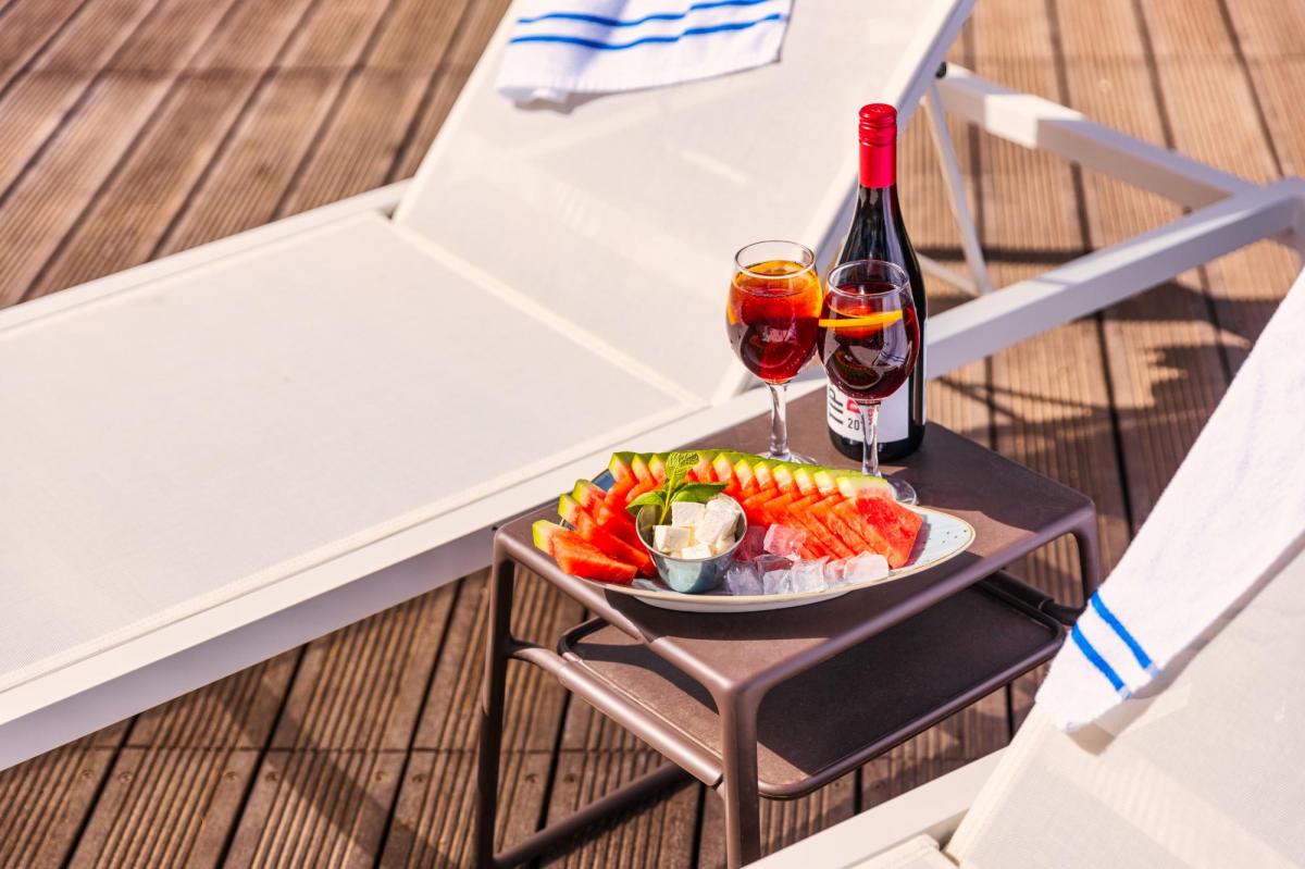  מיטות שיזוף  - ספא סי לייף נהריה