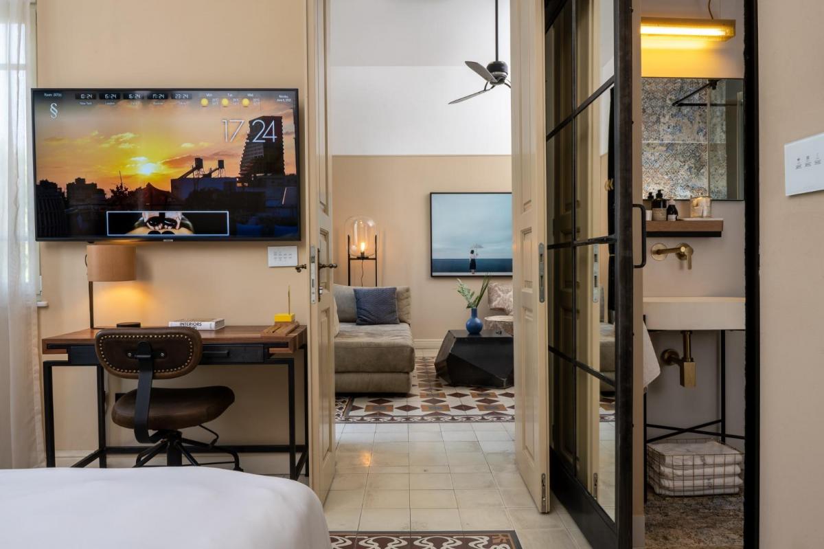 חדר לינה במלון - ספא במלון הבוטיק אסמבלאז תל אביב