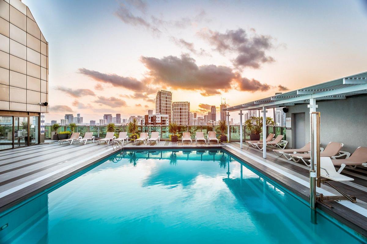 בריכת המלון - ספא רוקסון במלון רוקסון אורבן רמת גן