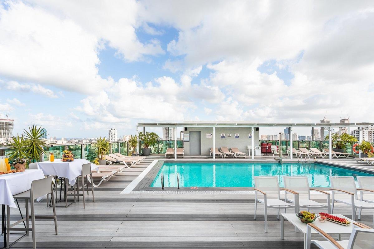 בריכת המלון - ספא רוקסון במלון רוקסון אורבן רמת גן