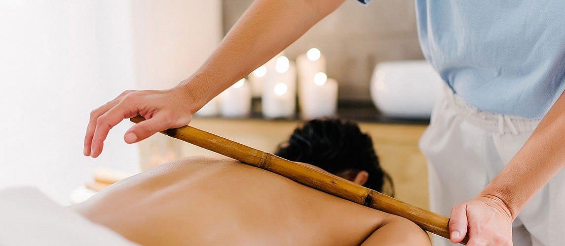 עיסוי מקלות במבוק - ספא פיורינה - הגושרים מלון בטבע