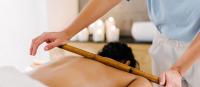 עיסוי מקלות במבוק - ספא פיורינה - הגושרים מלון בטבע