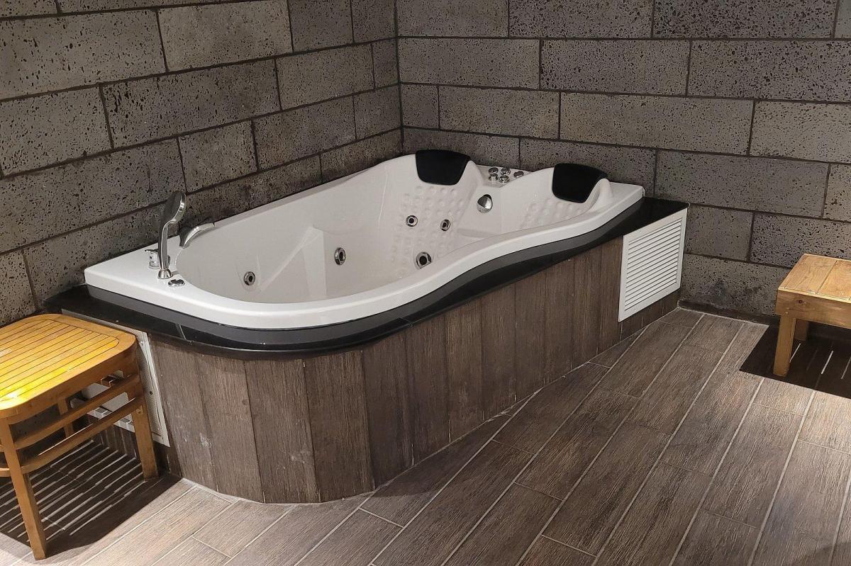   חדר טיפולים עם גקוזי פרטי- ספא פיורינה - הגושרים מלון בטבע