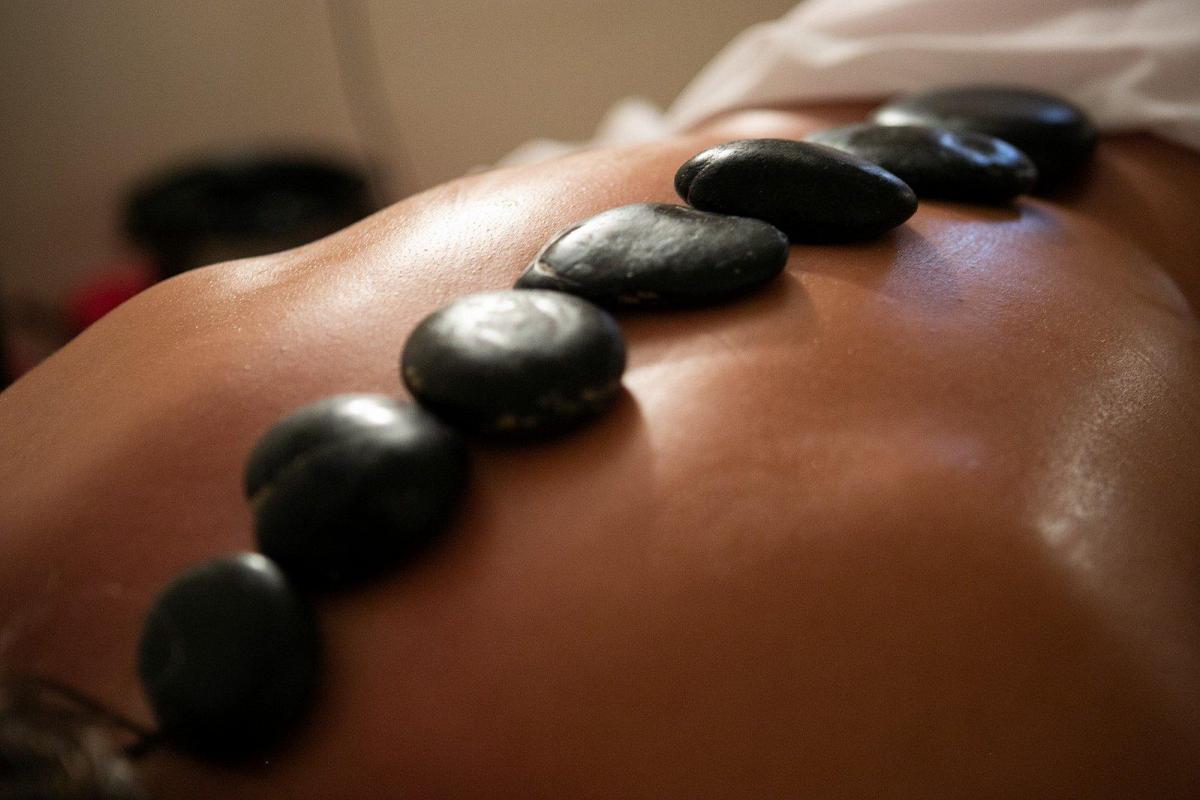 עיסוי אבנים חמות - מנטרה ספא רעננה