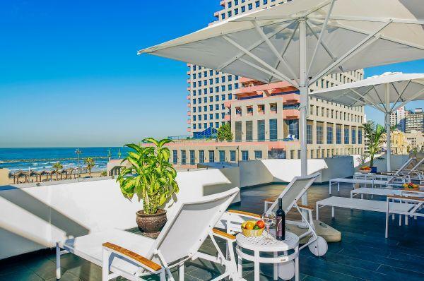 כיסאות שיזוף בגג המלון - ספא במלון הבוטיק בל תל אביב