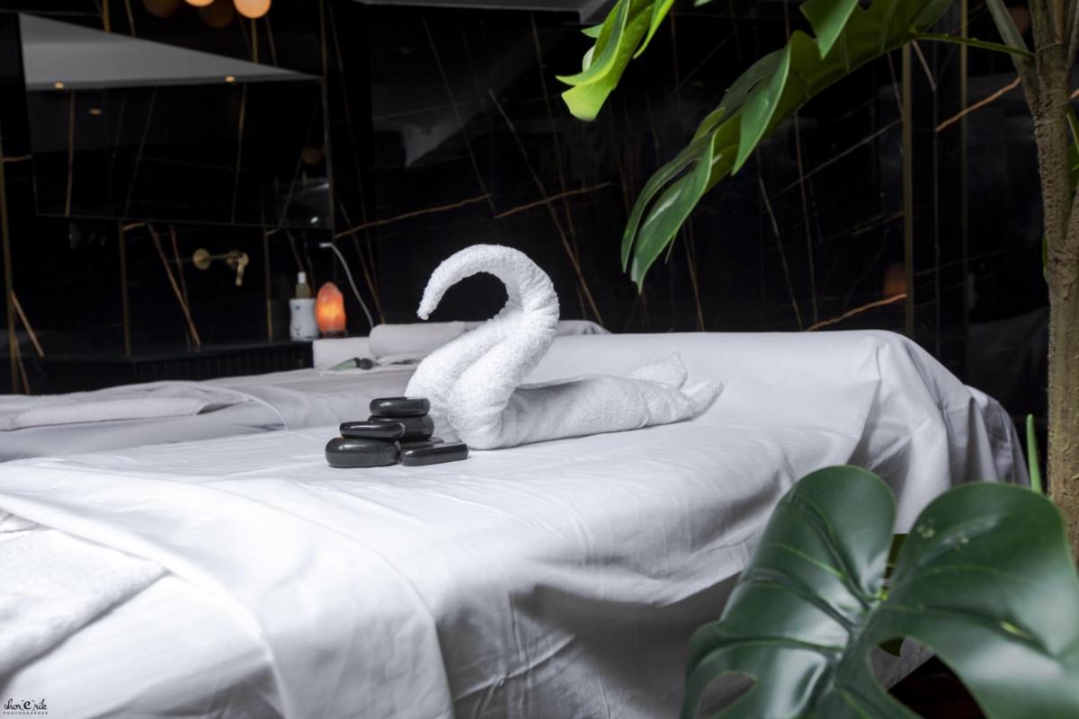 מיטת טיפולים ואבנים חמות - ספא ריביירה אשקלון