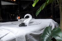 מיטת טיפולים ואבנים חמות - ספא ריביירה אשקלון