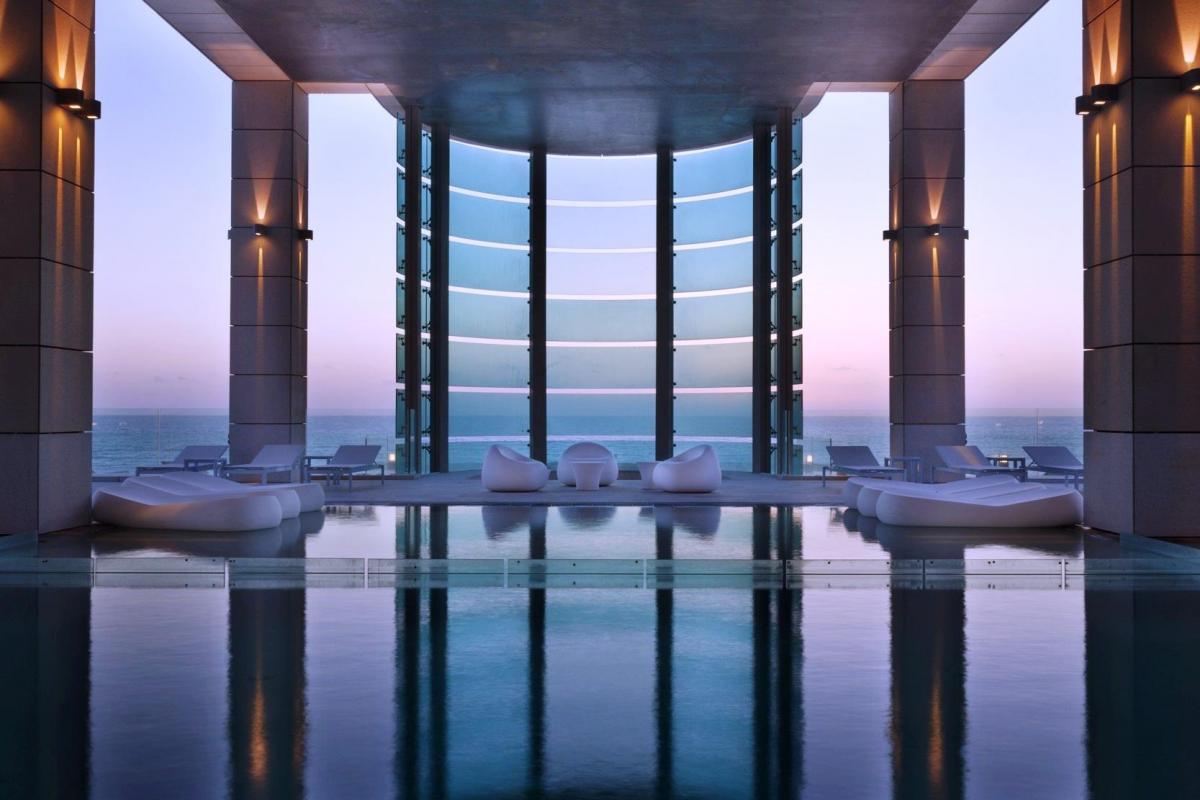 בריכה חיצונית - ספא יערות הכרמל במלון רויאל ביץ תל אביב