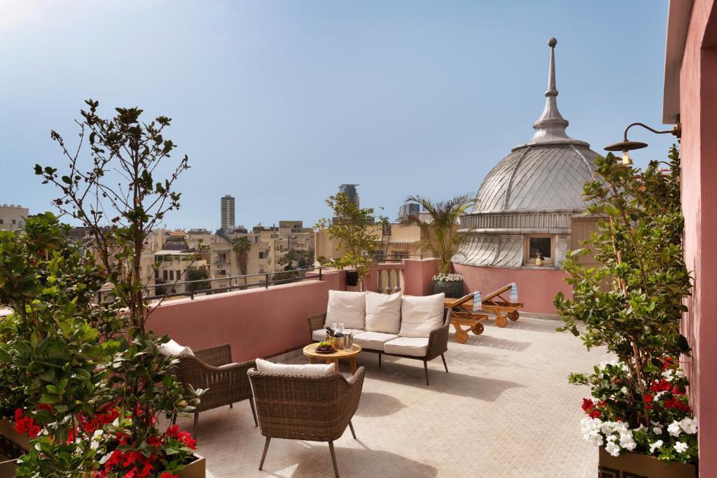 גג המלון ובו פינות ישיבה - ספא במלון נורדוי תל אביב