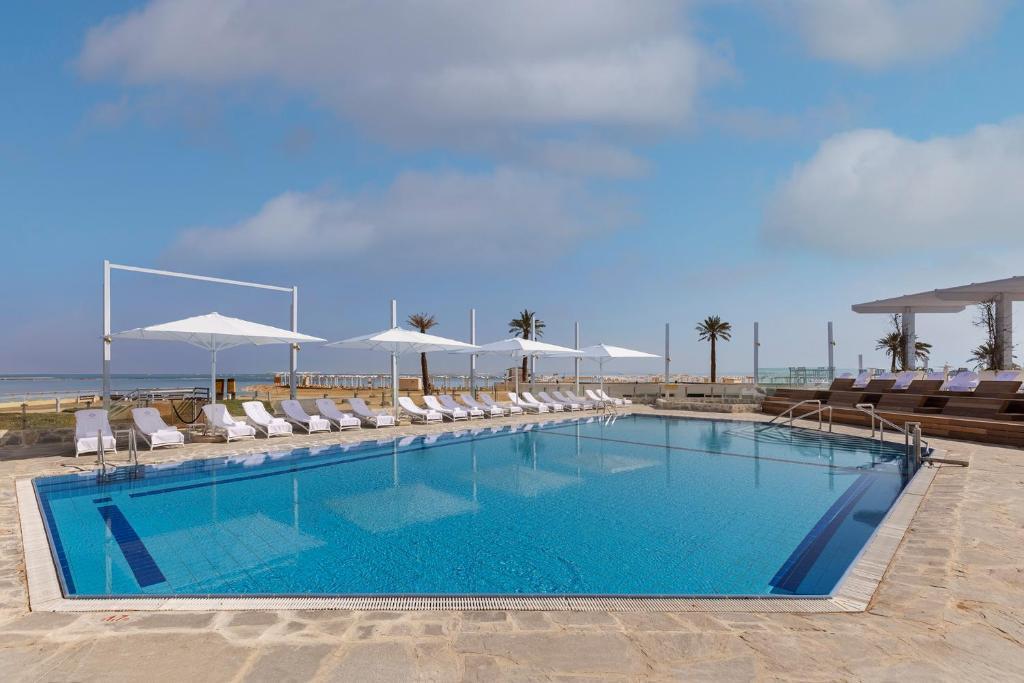 בריכה חיצונית  - ספא במלון הוד הרברט סמואל ים המלח