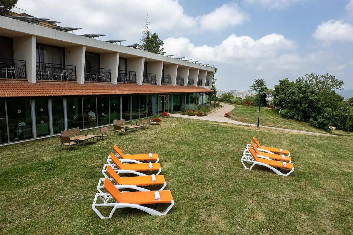 חצר עם מיטות שיזוף - ספא אחוזת אסיינדה מעלות תרשיחא