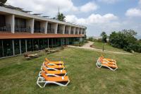 חצר עם מיטות שיזוף - ספא אחוזת אסיינדה מעלות תרשיחא