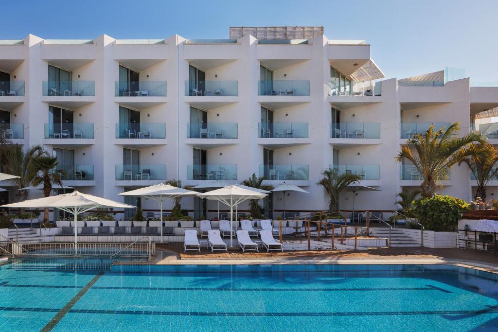  בריכת המלון - ספא במלון הרברט סמואל הריף אילת