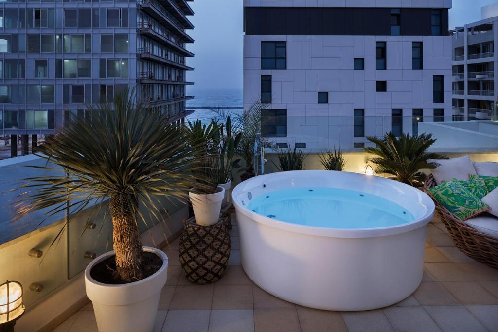 גקוזי חיצוני - ספא במלון בראון ביץ האוס תל אביב