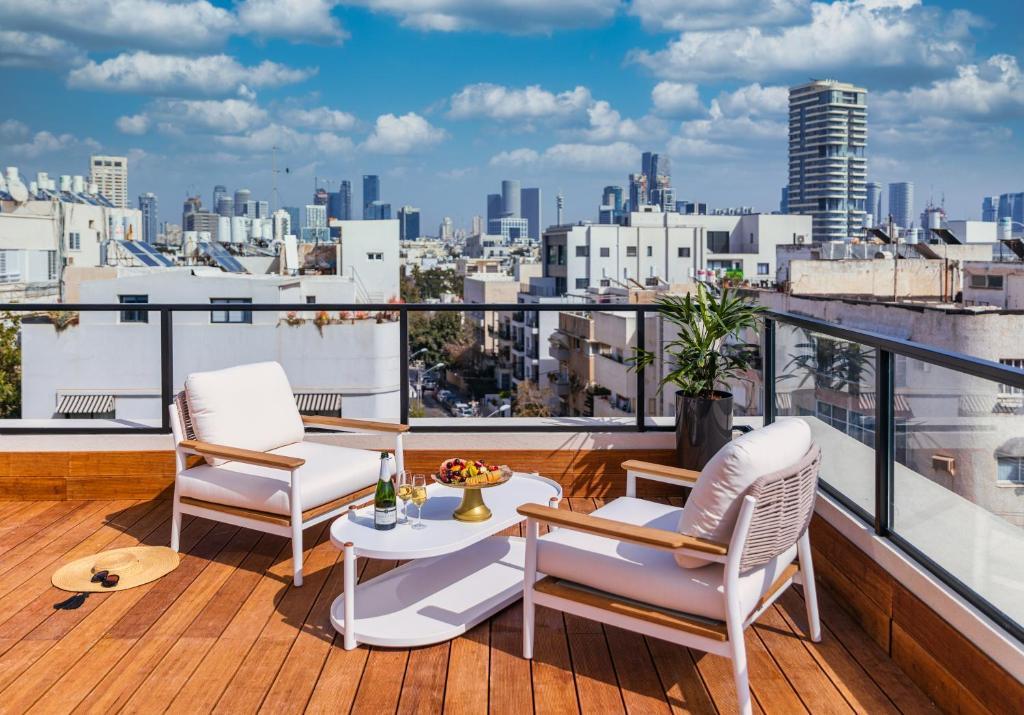 פינת ישיבה אל מול הנוף - ספא במלון דברה תל אביב