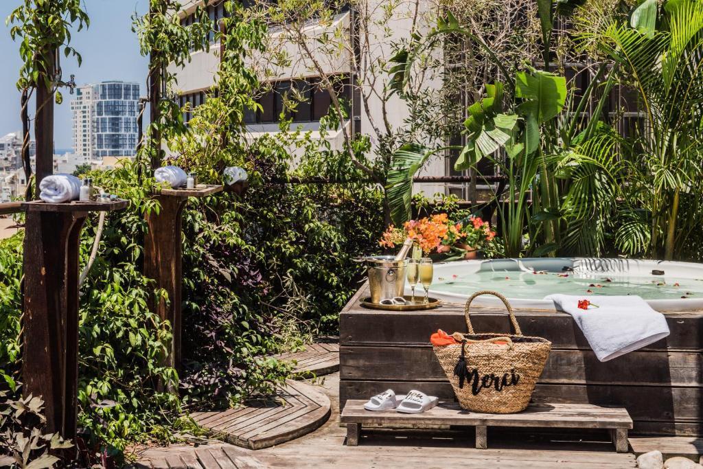  אמבט חיצוני  - ספא במלון בראון קלישר תל אביב