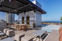  בריכה ומיטות מנוחה בגג המלון - ספא קלרינס במלון אלקונין תל אביב