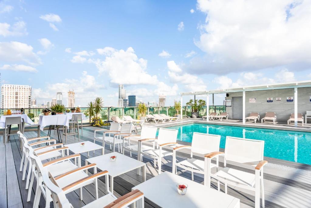  בריכת המלון - ספא רוקסון במלון רוקסון אורבן רמת גן