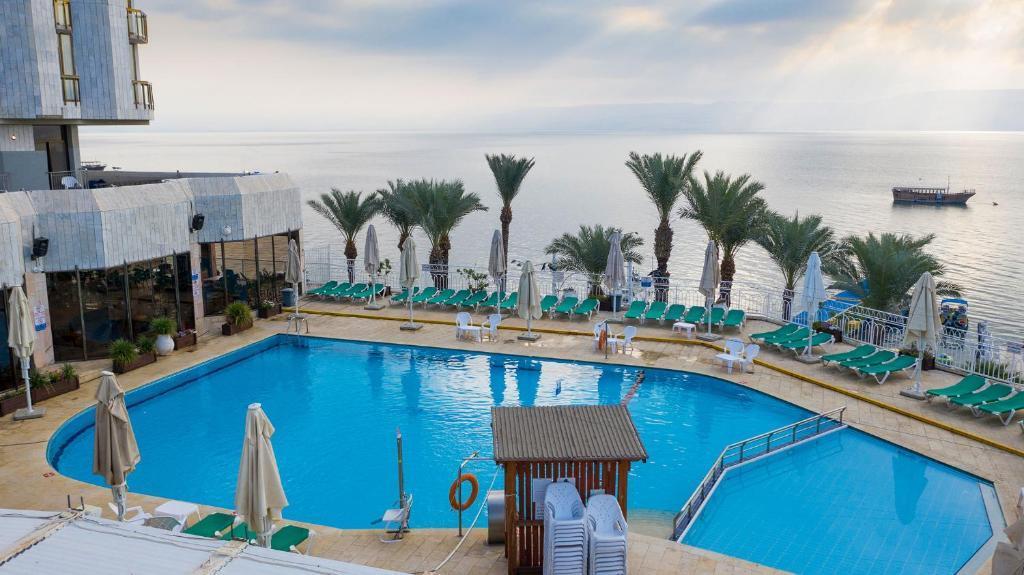 בריכה חיצונית - ספא במלון חמת קיסר טבריה