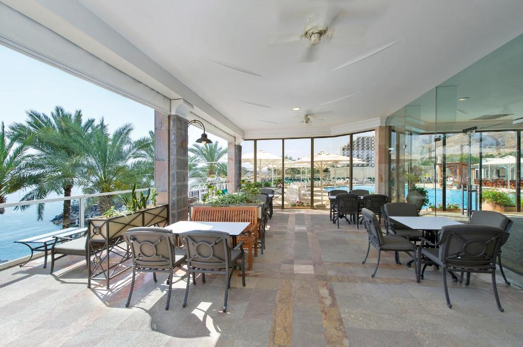 מרפסת חיצונית - ספא במלון חמת קיסר טבריה