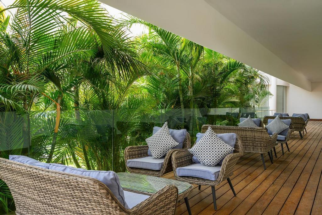 מרפסת ישיבה בלובי המלון - ספא אספרי במלון נגה ים המלח