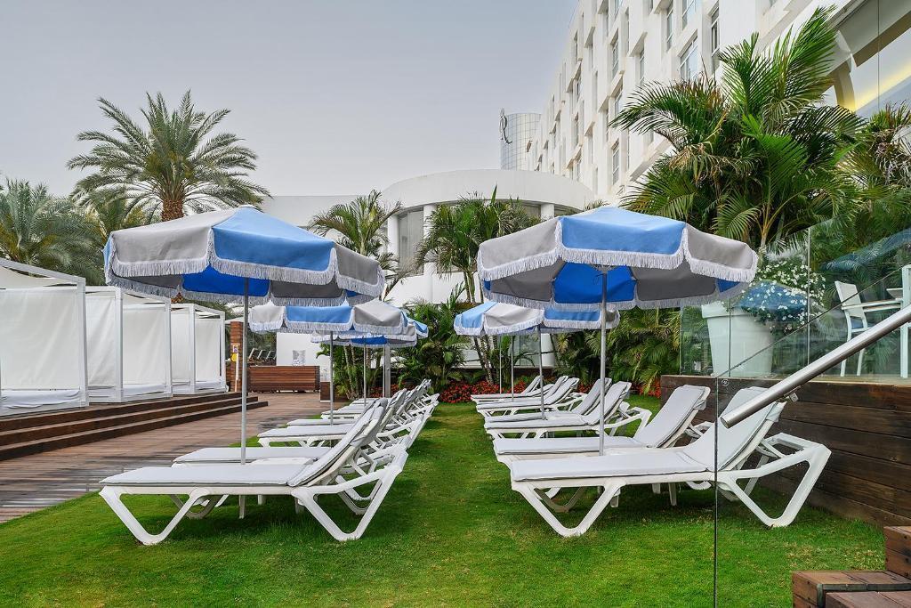   פינות ישיבה בבריכת המלון - ספא אספרי במלון נגה ים המלח