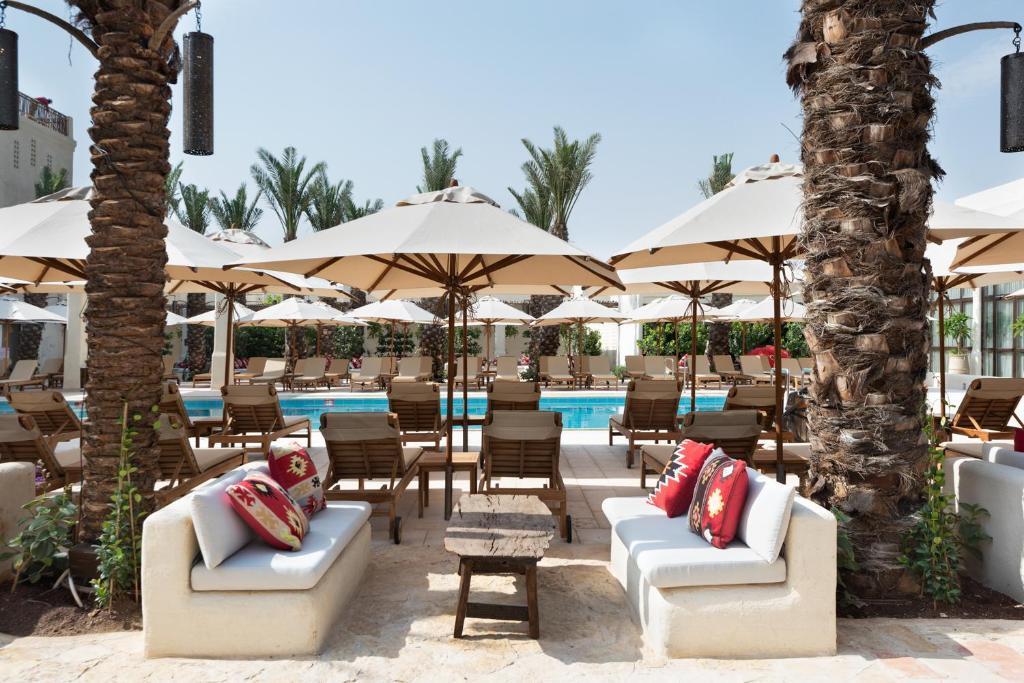  פינות ישיבה בבריכת המלון - ספא במלון קדמא מרשת ישרוטל