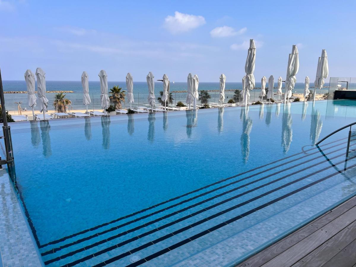   בריכת המלון אל מול נוף הים - ספא במלון דיוויד קמפינסקי תל אביב