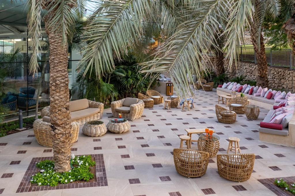 חצר עם פינות ישיבה - ספא אואזיס ים המלח