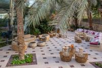 חצר עם פינות ישיבה - ספא אואזיס ים המלח