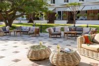  חצר עם פינות ישיבה - ספא אואזיס ים המלח