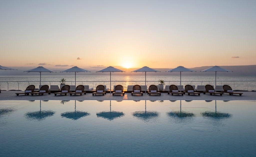  בריכה חיצונית בשקיעה - ספא במלון גלי כנרת