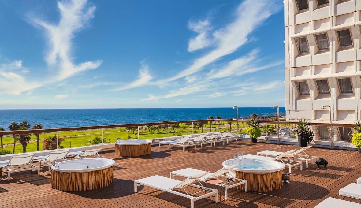  אמבט פרטי וכיסאות שיזוף - ספא במלון ברוט מרשת בראוןן