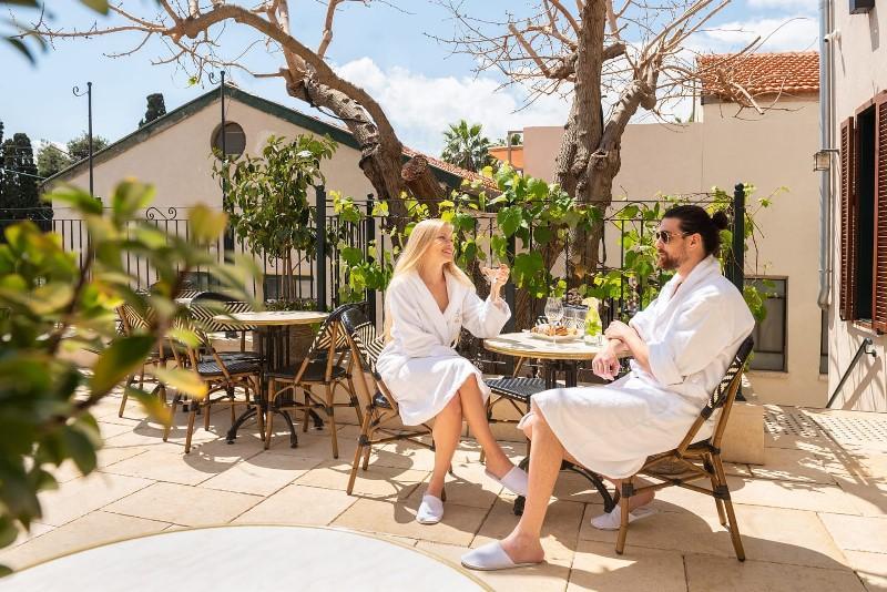 חצר הספא - ספא זמארין בזכרון יעקב