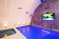   בריכה וג'קוזי - ספא ספץ