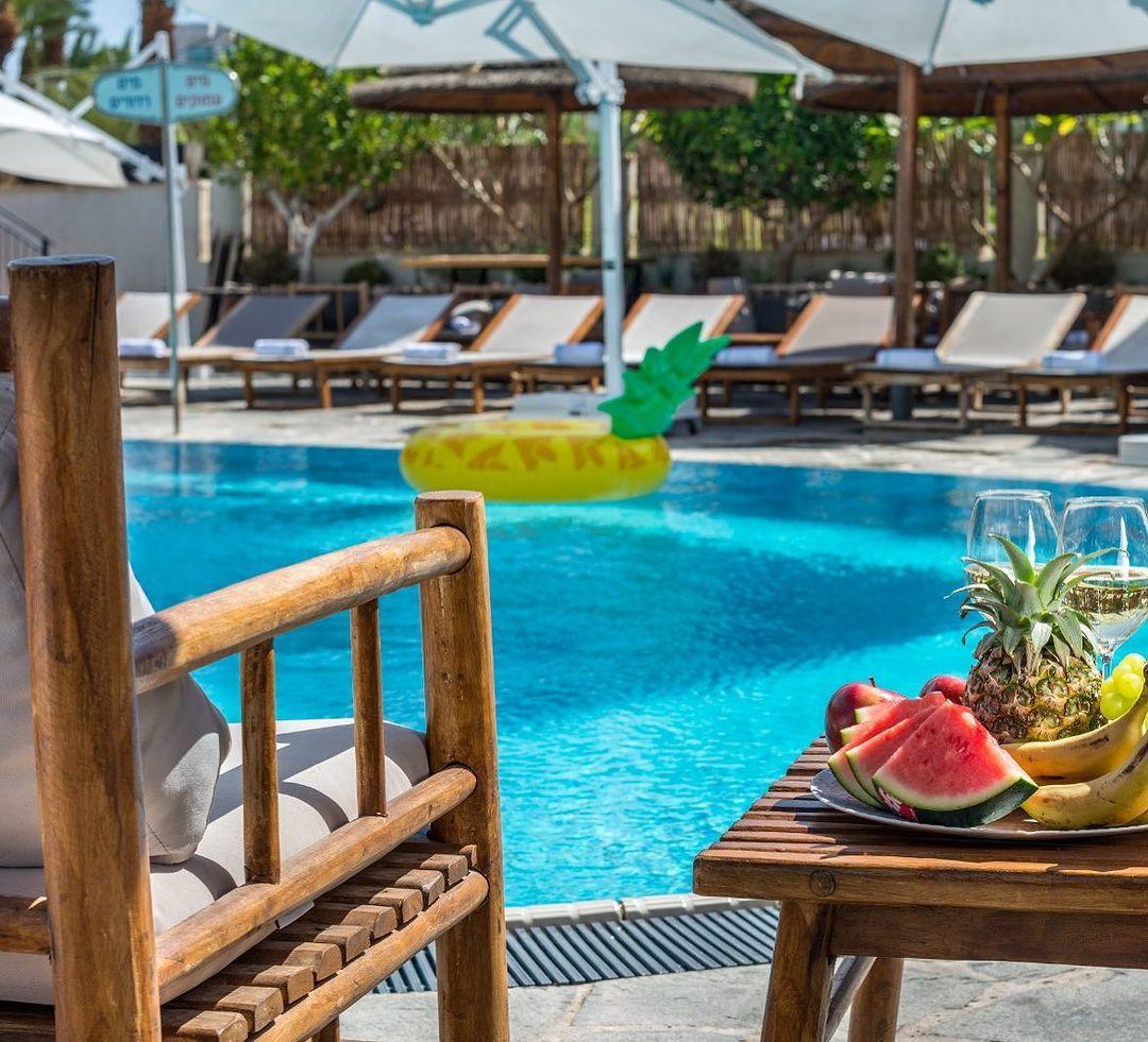 פירות העונה על שפת הבריכה - ספא סוליי