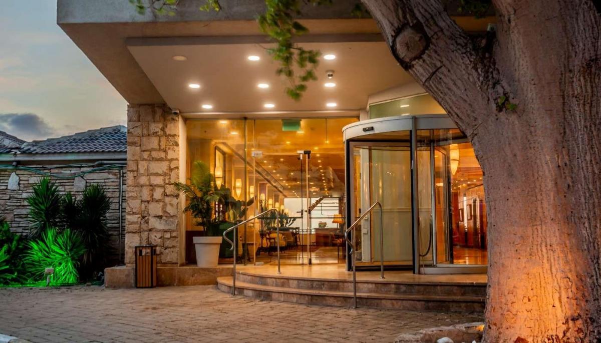  כניסה למלון - ספא ניצה