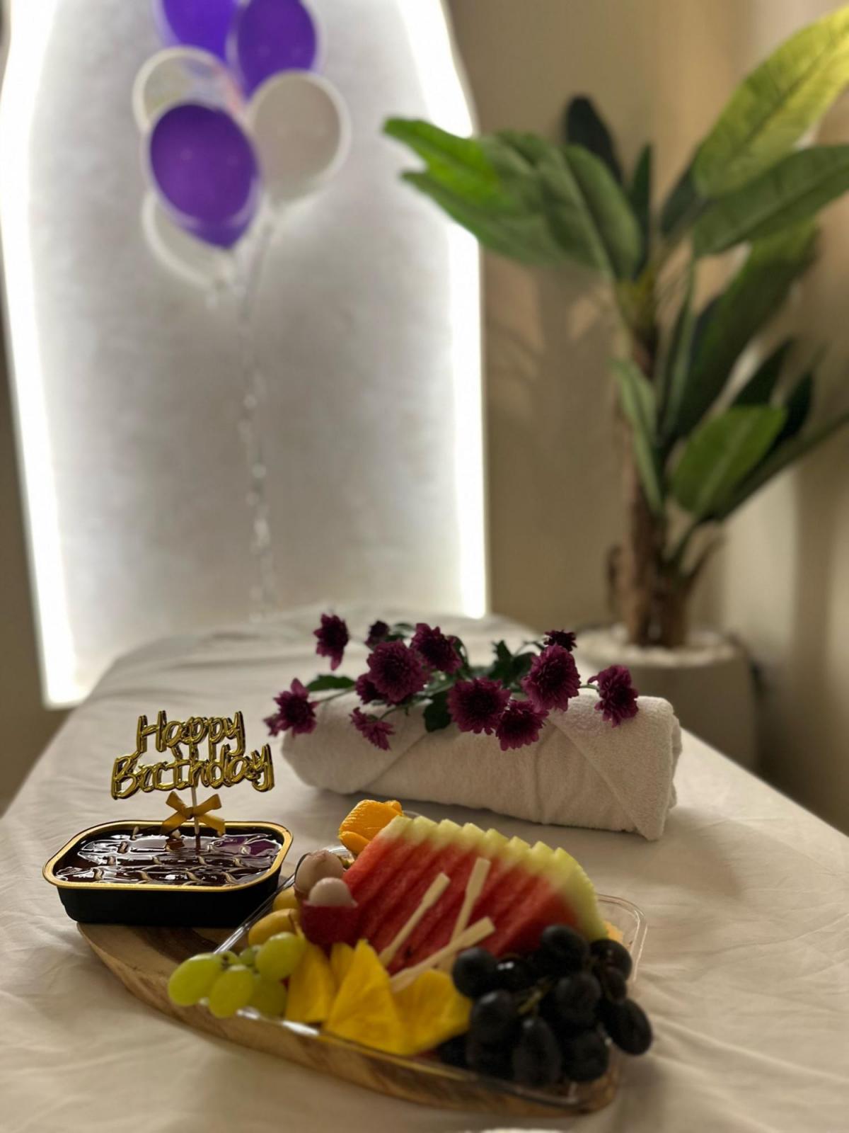  עם עיצוב בחדר עם פירות ובלונים - ספא קופנגן